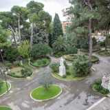 ...e raggiungiamo il terzo piano da dove possiamo ammirare dall�alto il vasto giardino che circonda l�istituto